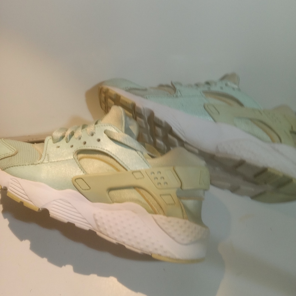 Nike Huarache Sneakers  Size 6y